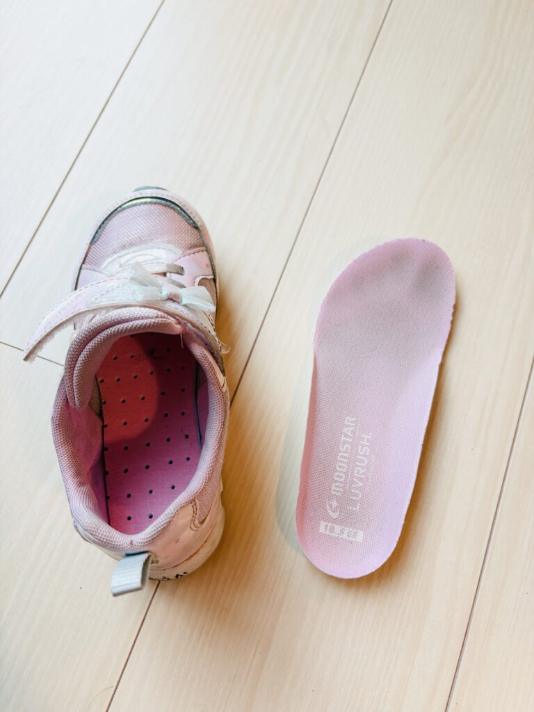 中敷を先に入れる　避難靴