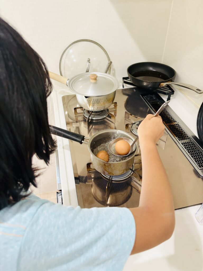 卵をそっと入れる小2娘