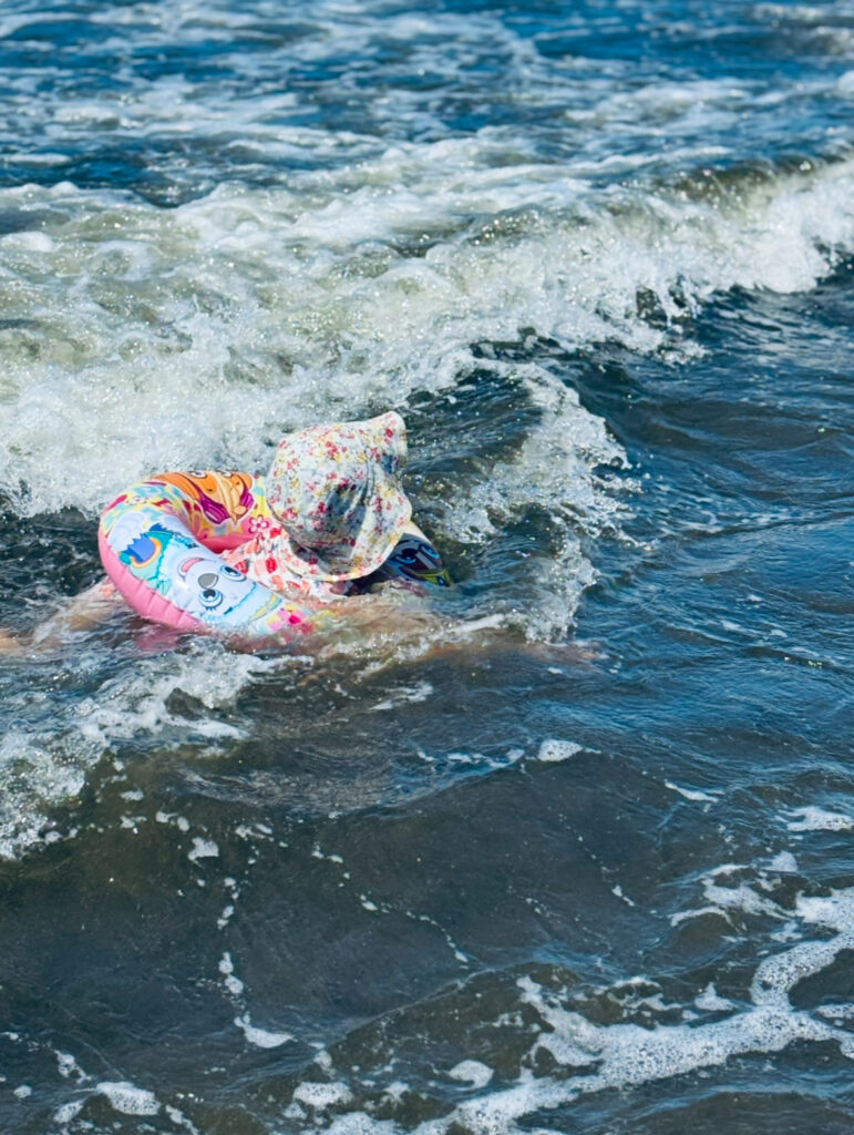 海で遊ぶ 年中さん もちろん浮輪