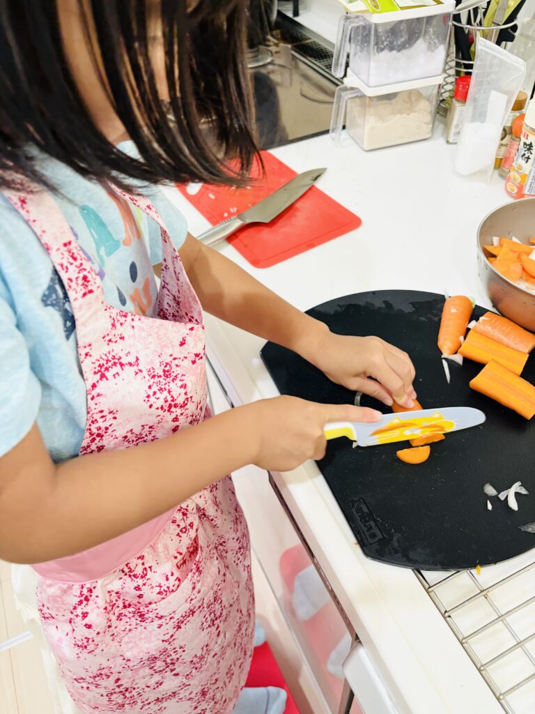 小学生　料理　人参　キッズ包丁