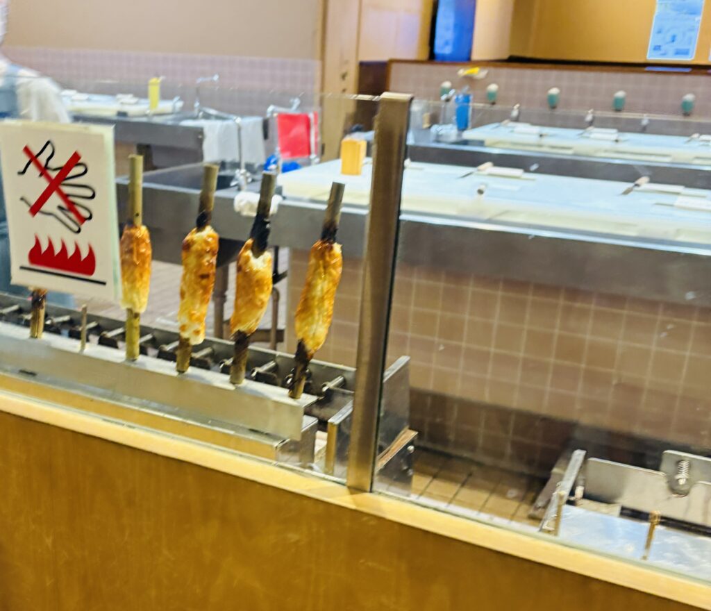 小田原 鈴廣 かまぼこ博物館 ちくわ作り体験 ちくわを焼いてくれています