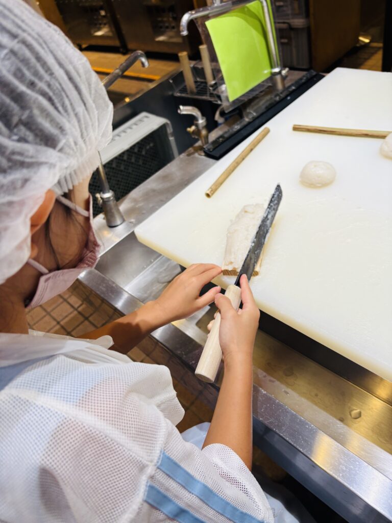 かまぼこ作り体験　小田原　鈴廣　すり身　板に乗せる　難しい