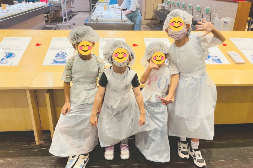 小田原　鈴廣　かまぼこ作り会場　子ども準備　エプロン　写真撮影