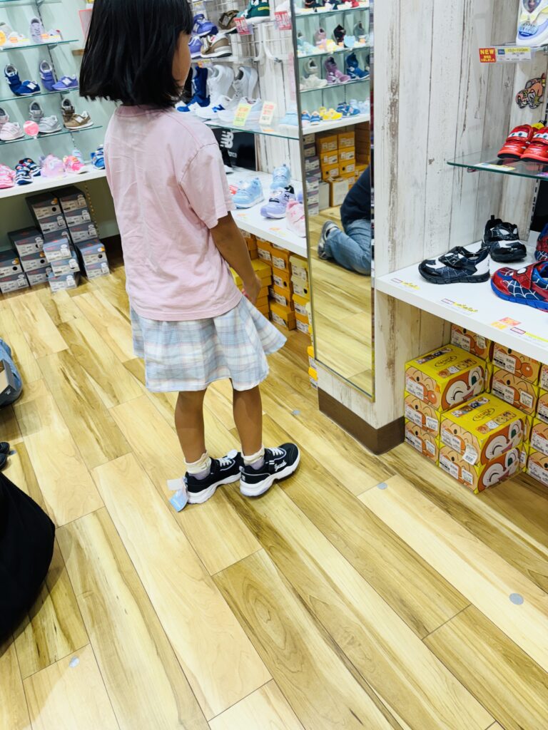 セルフチェック ゲンキ・キッズ ムーンスター 子ども靴 試着 鏡でチェック