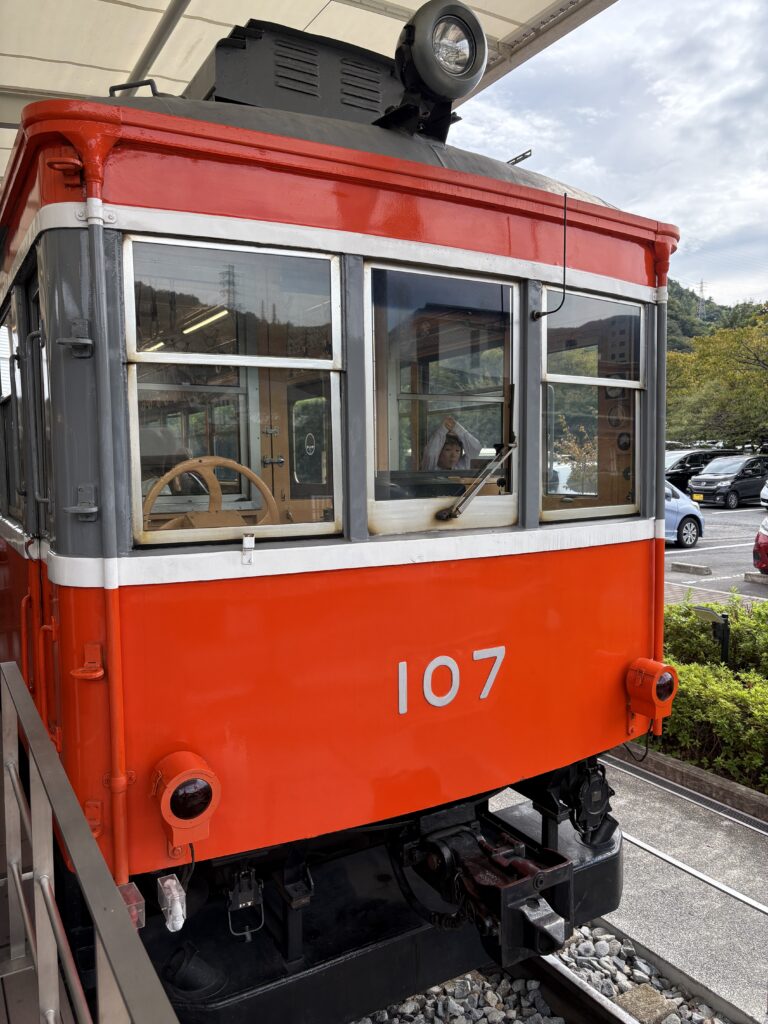 小田原　鈴廣　かまぼこの里　箱根登山鉄道　車両　赤