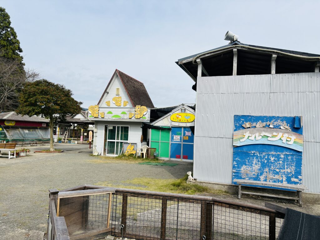 メルヘン村　怖い　動物広場　カオス　ホラー