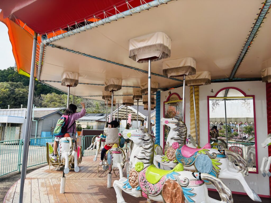 メルヘン村　怖い　メリーゴーランド　レトロ　可愛い