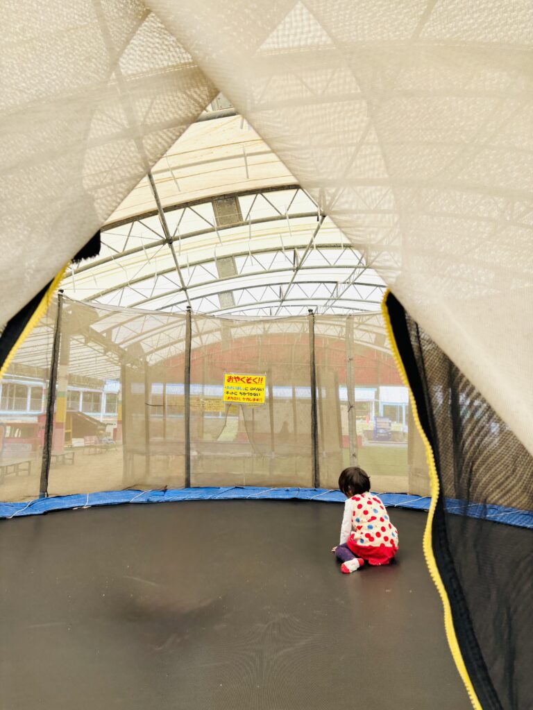 メルヘン村　トランポリン