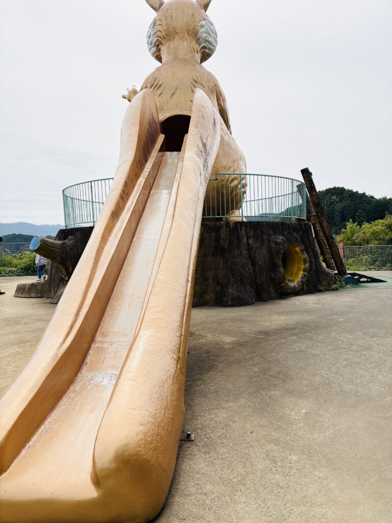 メルヘン村　怖い　ドングリス　尻尾　滑り台