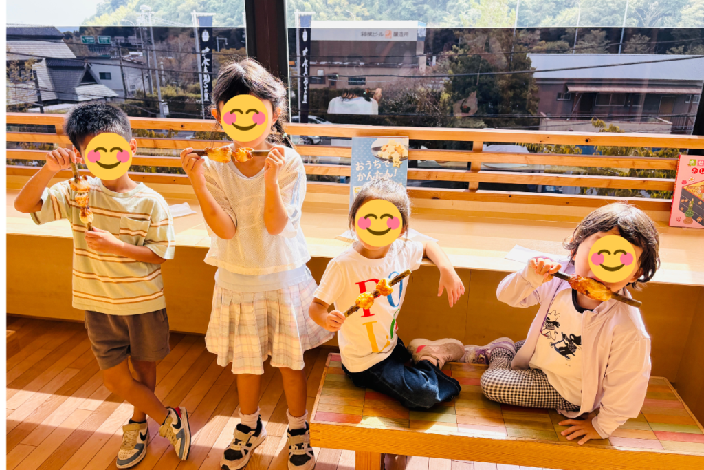 小田原　かまぼこ　ちくわ手作り体験　焼きたてちくわ　みんなで写真撮影