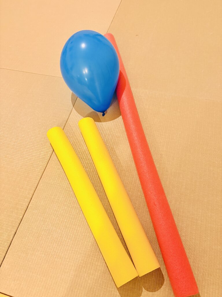プールスティック 遊び 風船 半分に切る